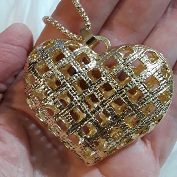 GOLDEN HEART NECKLACE - Picture 2 of 3